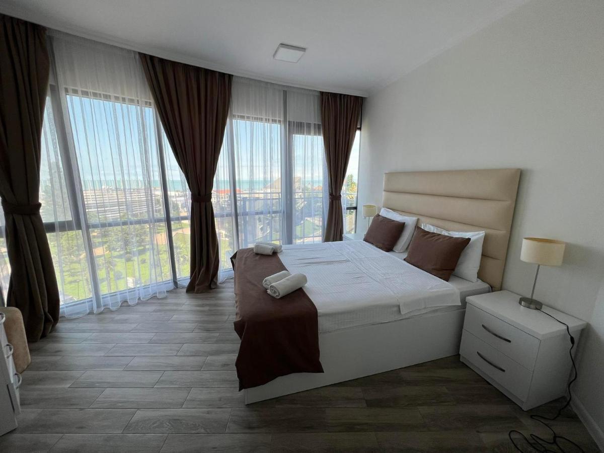 Holiday Lux Tower Batumi Exterior foto
